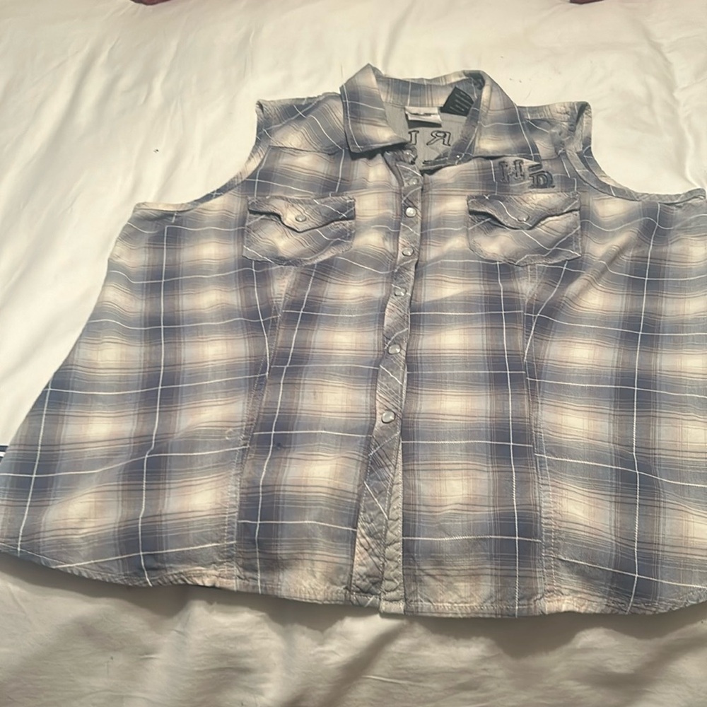Ladies Harley Davison sleeveless shit.  Snap front.